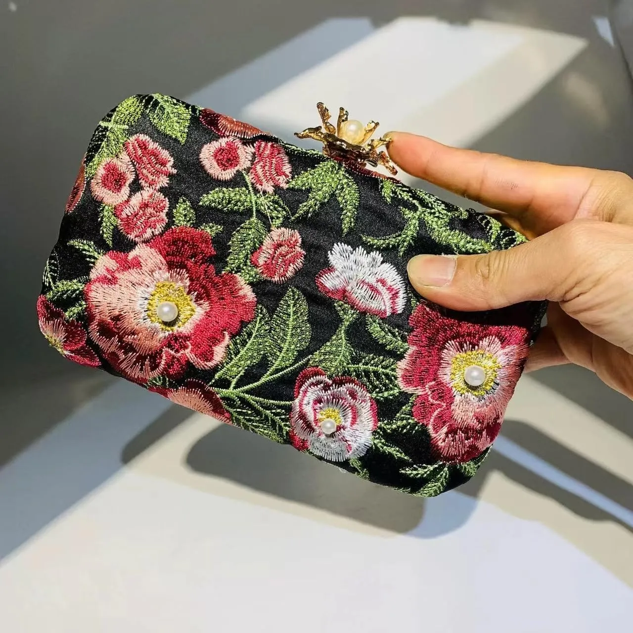Vintage Embroidered Clutch Purse Floral Handbag Pearl Evening Chain Shoulder Bag Small Clutch Purses for Women Wedding Guest