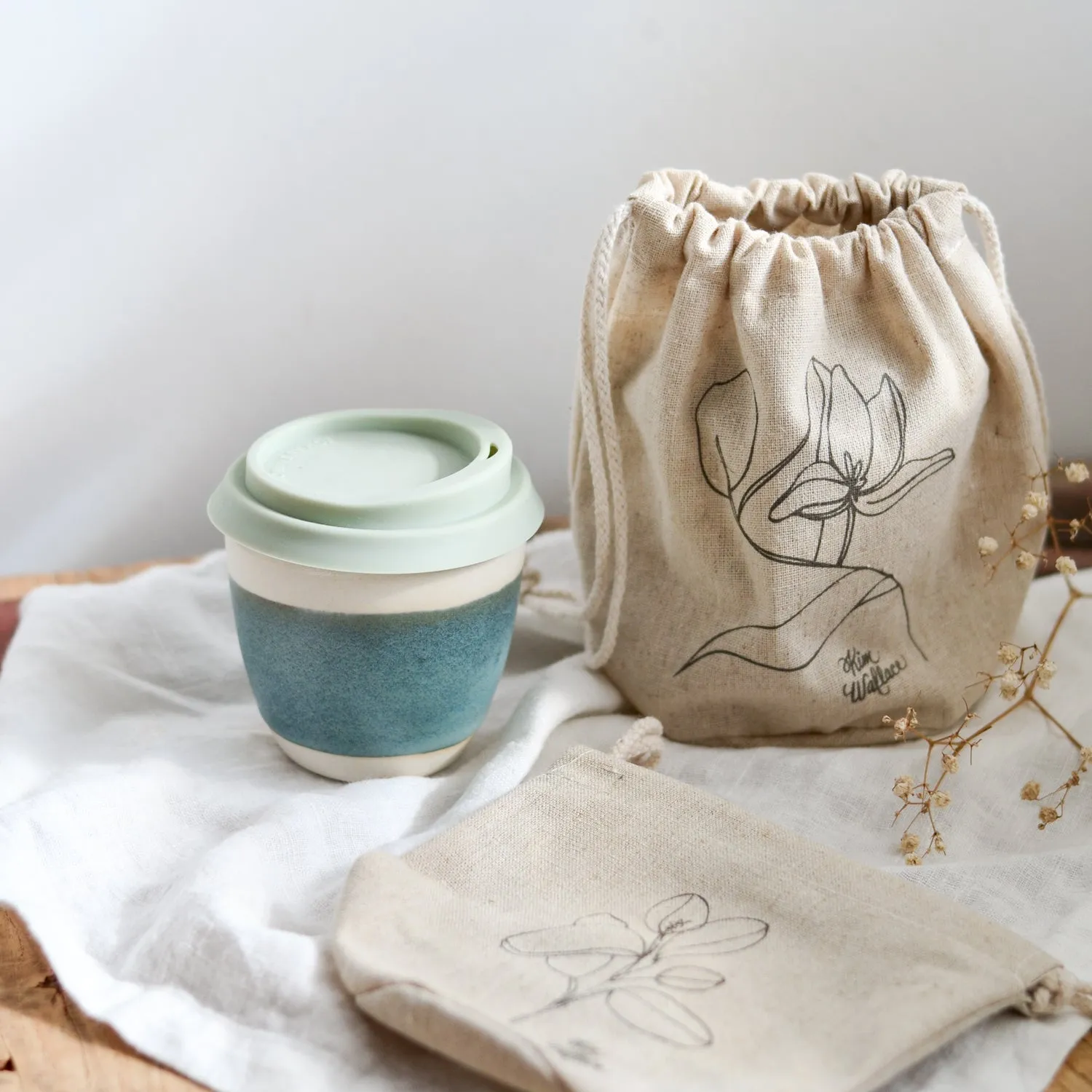 Waterproof linen pouch for takeaway cups
