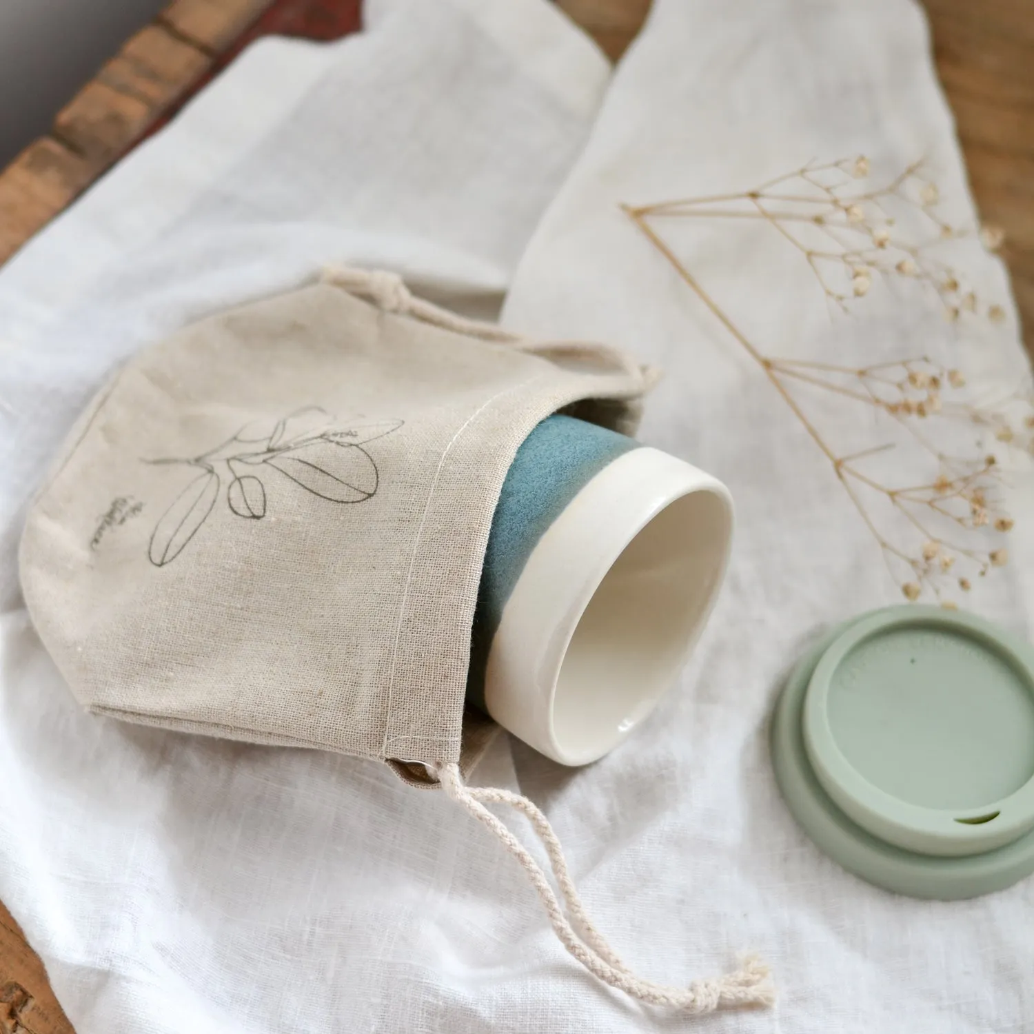 Waterproof linen pouch for takeaway cups
