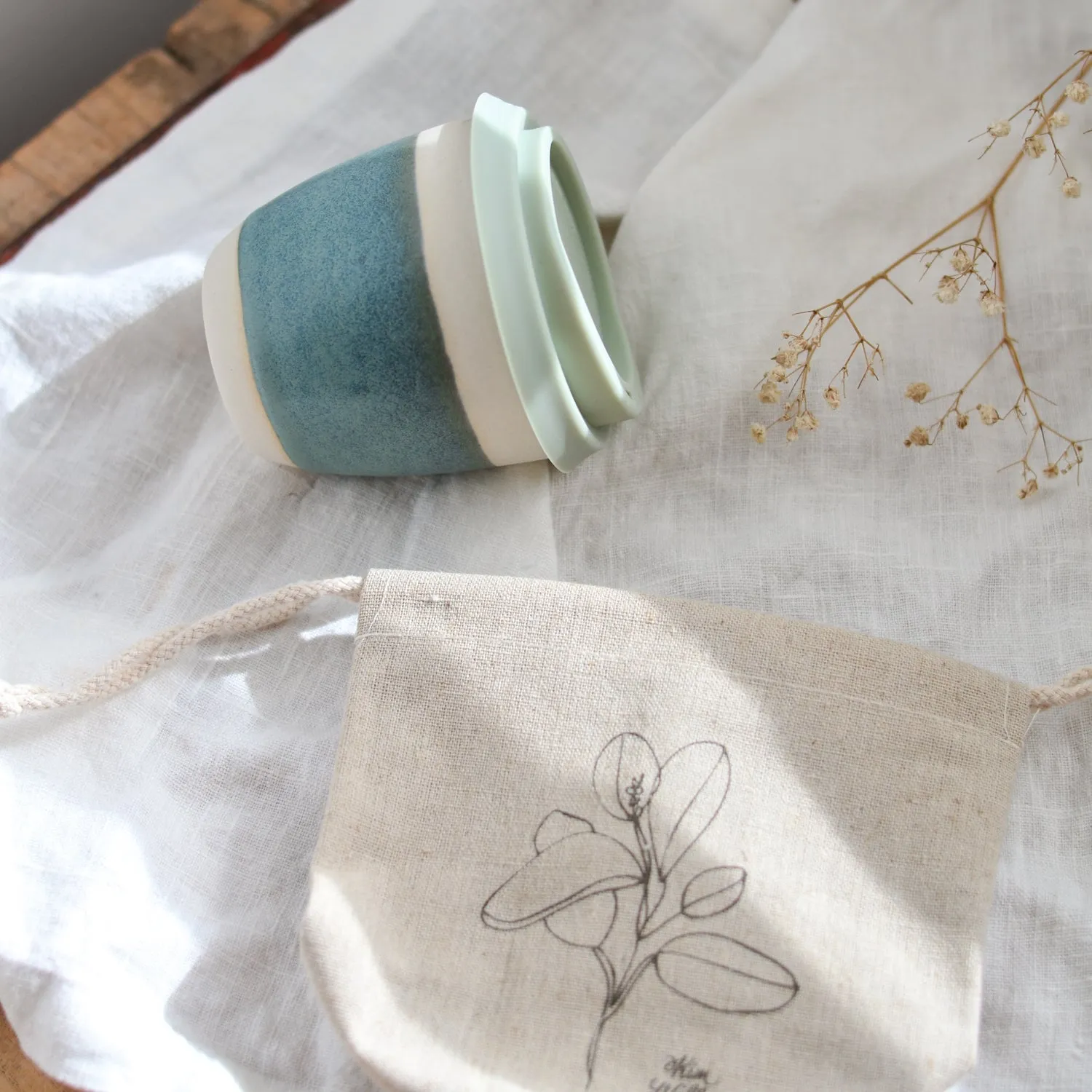 Waterproof linen pouch for takeaway cups
